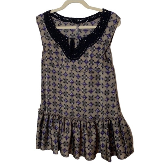 Free People Tops - FREE PEOPLE RUFFLE HEM TOP WITH EMBELLISHED LACE NECKLINE SIZE SMALL